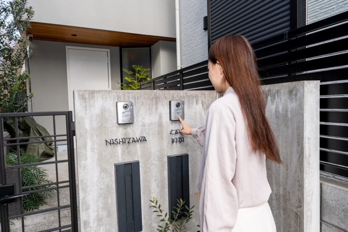 【TUYAYA 本店】 外観（インターホンは右）